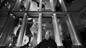 Der Buddha im teefarbenen Licht 