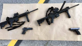 Schwarze Witwe am Sturmgewehr