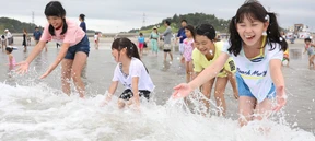 Japaner planschen nahe der Atomruine in Fukushima