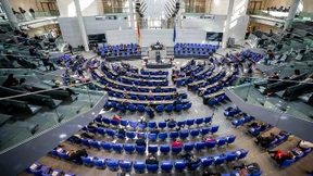 Bundestag stellt sich hinter Hilfspaket der Regierung