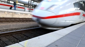 Kinder im abfahrenden Zug – Vater klammert sich an ICE