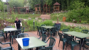 Dschungelcafé mit Blick zum Klettergerüst