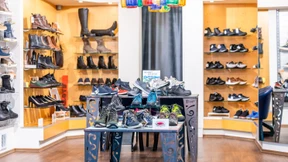 Schuhe aus dem Netz im Laden