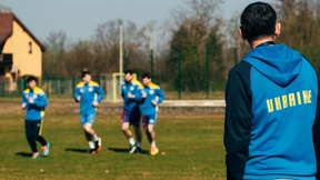 Sie kämpfen mit dem Ball in der Hand