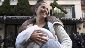 Luxushotel weist Mutter beim Stillen zurecht und erntet Protest