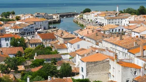 Ferienfotos an der Gefängnismauer