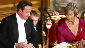 Mit wehenden Frackschößen  