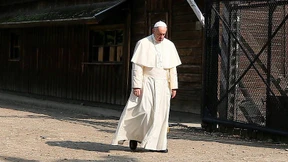 Franziskus betet in Auschwitz für Opfer des Holocausts