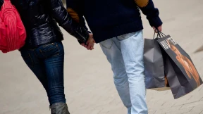 Auch Generation Internet kauft gerne im Geschäft