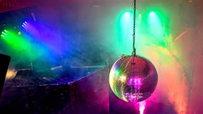 Mit DJ und Partystimmung beim Impftermin