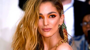 Sofia Sanchez de Betak steht auf Schuhe