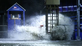 „Nadia“ sorgt für Sturmflut und Hunderte Einsätze
