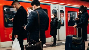 Maskenpflicht in Bus und Bahn bleibt bestehen