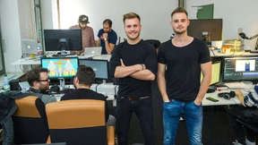 Nachhilfe von den Kumpels aus dem Internet