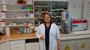 Nähe durch die Plexiglas-Scheibe