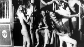 Zieht euch bitte etwas an 