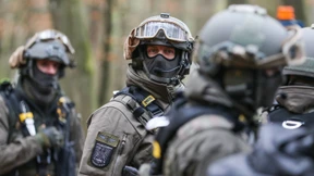 Aktivisten beschießen Polizisten abermals mit Pyrotechnik