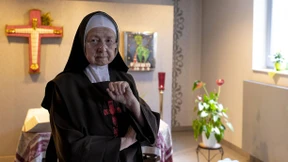 Eine Nonne kämpft sich durch