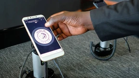 Ein Mobiltelefon „made in Africa“