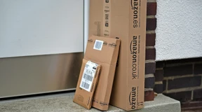 Das Paket liegt vor der Haustür