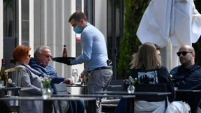 Die Restaurants öffnen, die Not bleibt