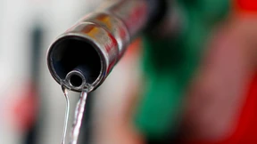 An der Tankstelle wird das Benzin billiger