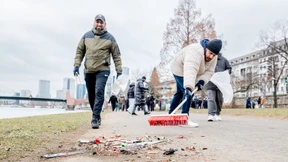 Junge Muslime kümmern sich um das Stadtbild