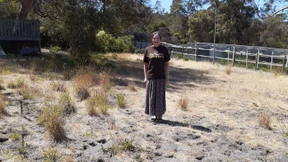 Diese Frau hat den hässlichsten Rasen der Welt