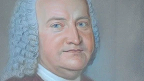 Wer ist dieser heitere Herr in der rosa Weste?