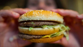 Kein Speck auf dem Burger – Frau greift zur Waffe