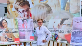 Der schwere rot-rote Kelch