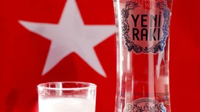 Nimm ein Glas auf dein Wohl, und gib dem Staat zwei aus