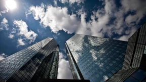 Kosten und knappes Kapital belasten die Deutsche Bank 