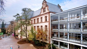 Aktivisten stören Podiumsdiskussion an Frankfurter Schule