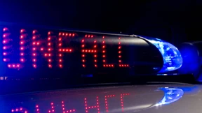 Sattelzug blockiert nach Unfall die Autobahn