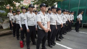 5000 Polizisten stürmen Kirchengelände