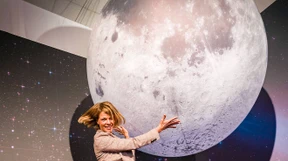 „Bee Yourself“ mit XXL-Handtasche und Samtsofas