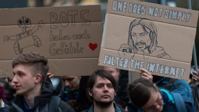 Hunderte versammeln sich zu Spontandemos