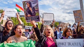 Demonstranten stürzen Statuen