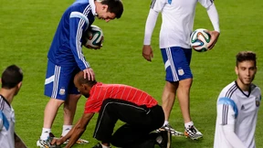 Päpstliche und schuheputzende Fans