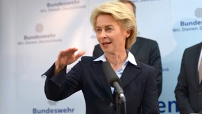 Leyen bietet Gabriel Friedensgipfel an