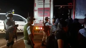 Mehr als 200 Migranten aus Lastwagen befreit