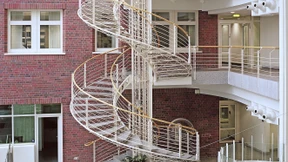 Nun ist es still auf den weiten Fluren