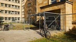 Denkmal hinter Gittern