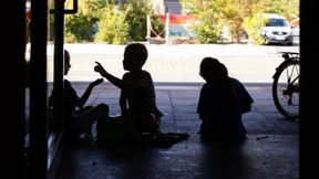 Schlechtere Noten bei gutaussehenden Freunden