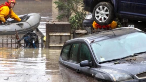 Zwei Frauen von Wassermassen mitgerissen