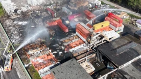 Löscharbeiten am Hamburger Hafen dauern an