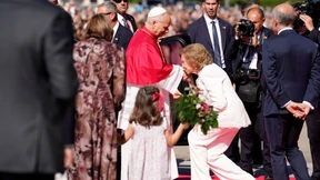 Vor dem Papst knickst sogar die Königin