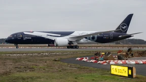 Erstes Lufthansa-Flugzeug im Jubiläumsdesign in Frankfurt