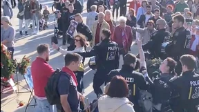 Zwei Frauen protestieren gegen das Putin-Regime